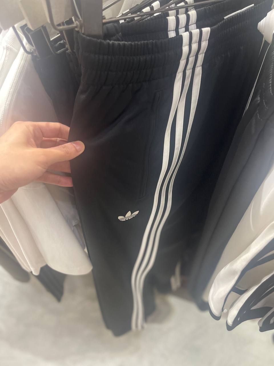 Adidas 褲子 L號 全新未拆封 Aya…-manila58.com