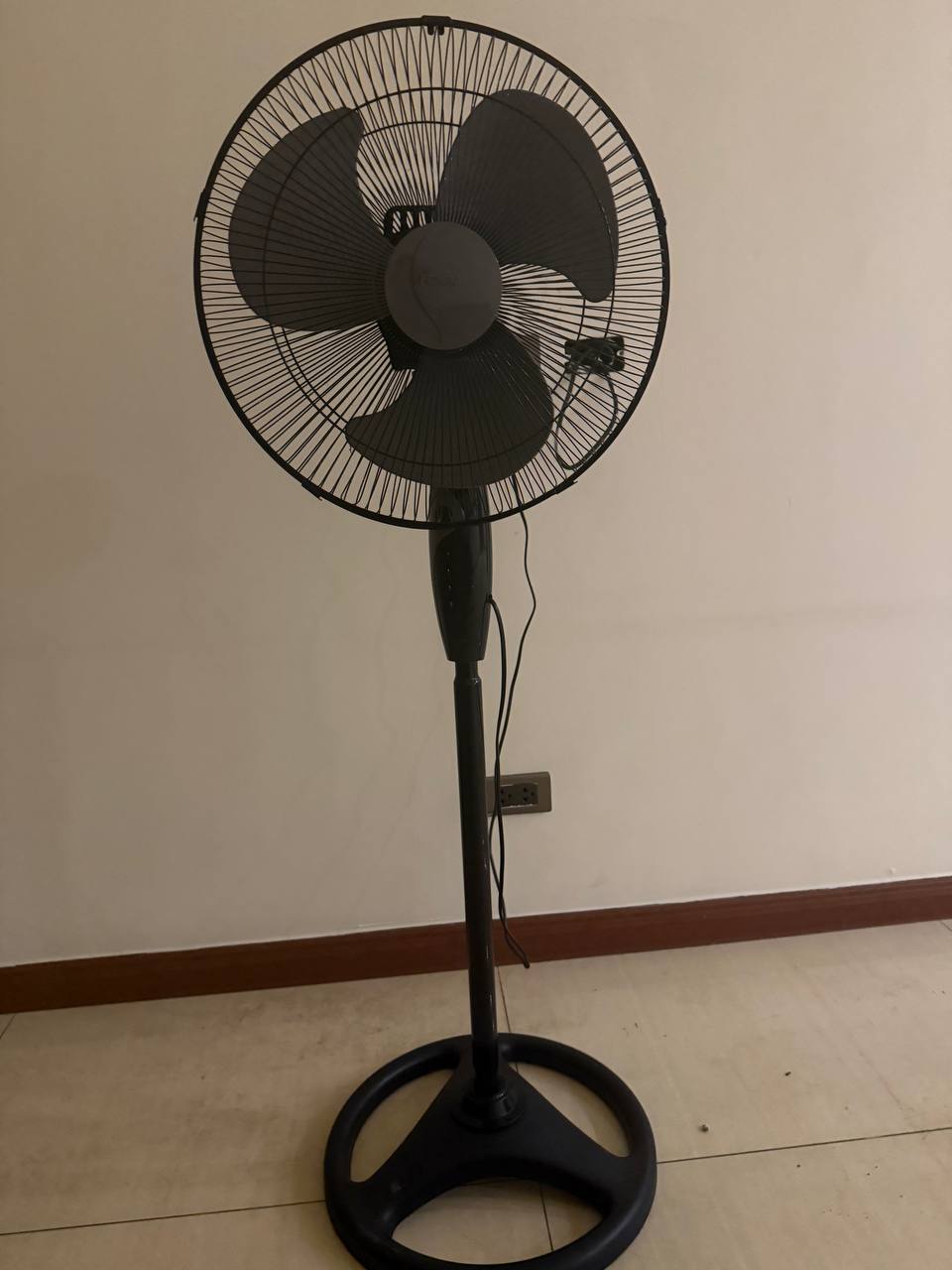 刚买一个月的沙发几千p便宜出，送4把办公椅和…-manila58.com