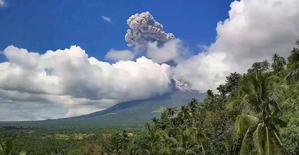 菲律宾火山局警告马荣火山火山灰危害健康-manila58.com