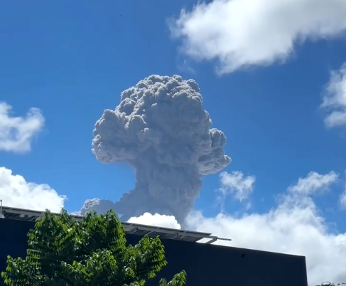 阿尔拜塔巴科市因马荣火山喷发实施强制撤离-manila58.com