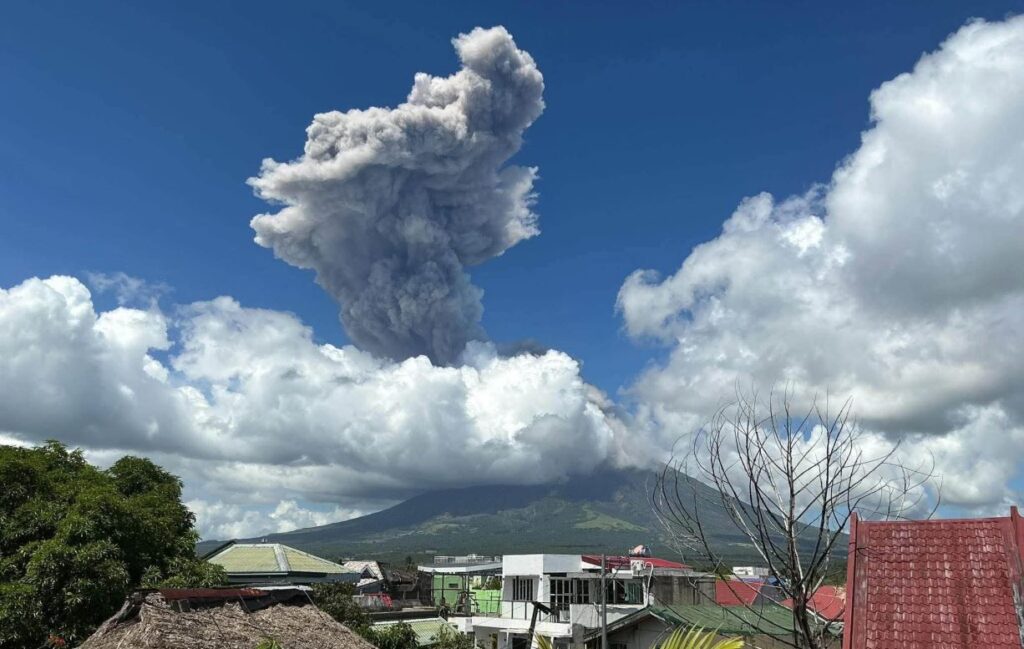 菲律宾马荣火山爆发发布禁飞通知-manila58.com
