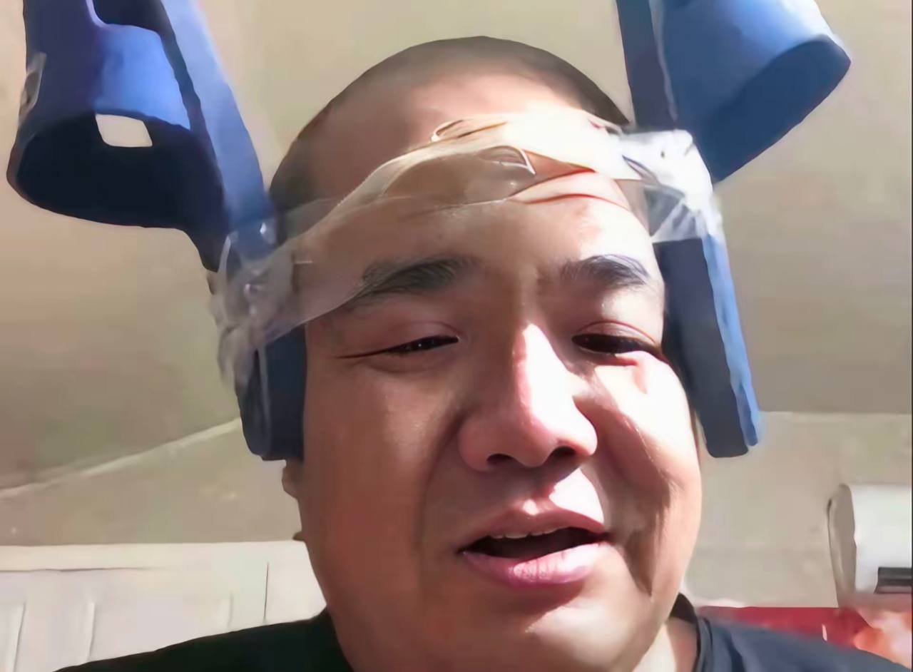 #推推日记: 这是一项摄影任务。请模仿上方图片将拖鞋放在头上-manila58.com
