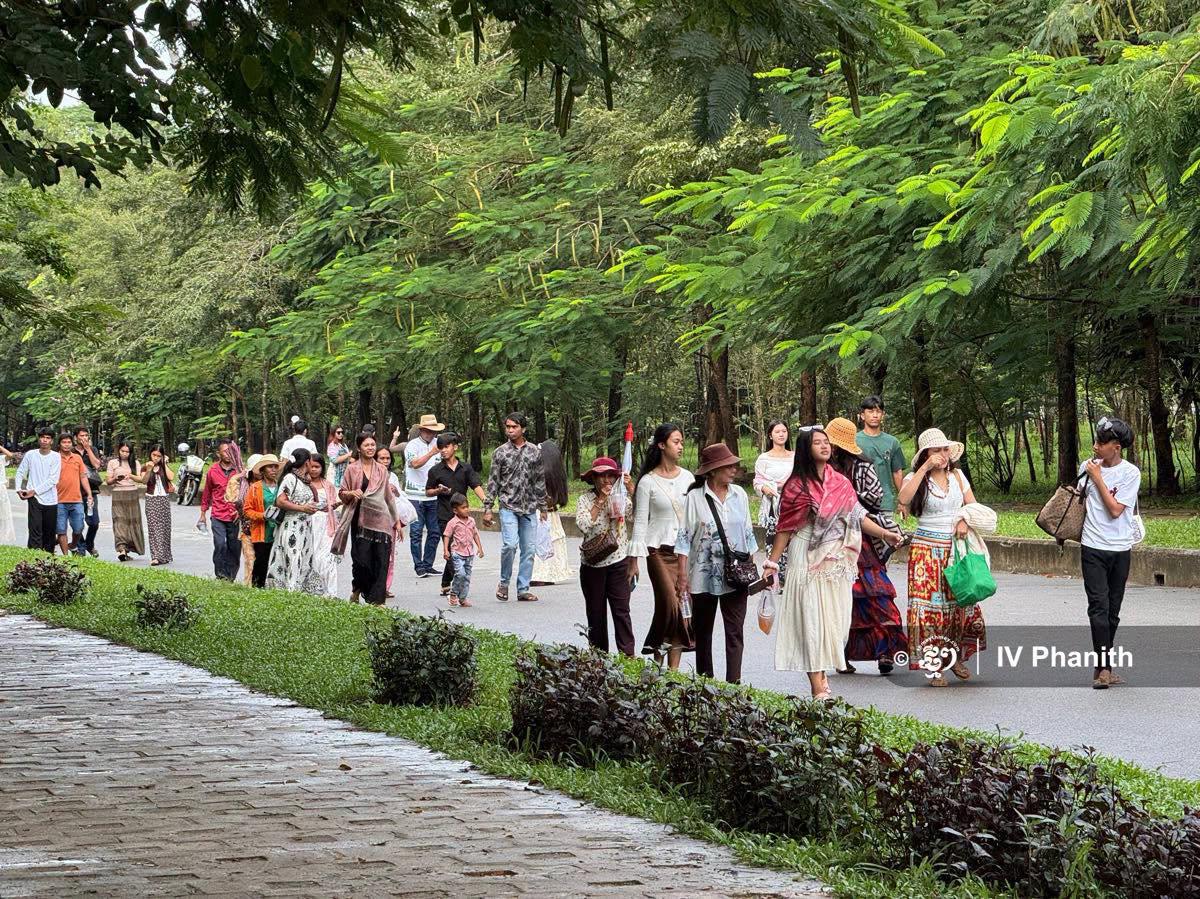 亡人节期间游客涌入吴哥窟-manila58.com
