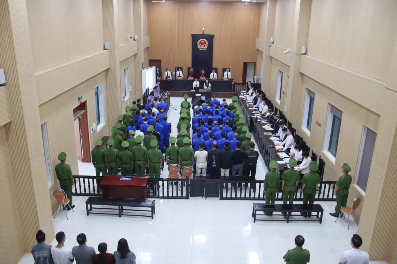 #越南新闻 越南奠边省：将跨国诈骗团伙60名被告押上法庭受审-manila58.com