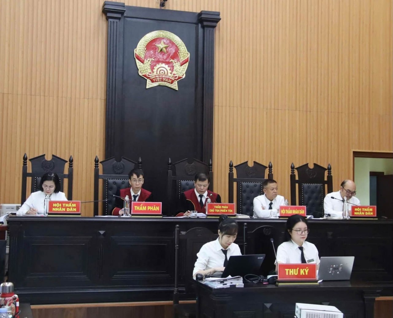 #越南新闻 越南奠边省：将跨国诈骗团伙60名被告押上法庭受审-manila58.com