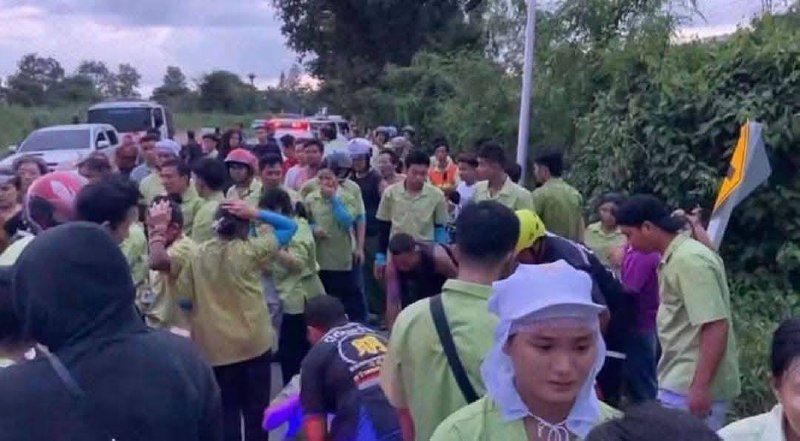 🇹🇭泰国春武里府接送缅甸劳工车辆翻车，近60人受伤-manila58.com