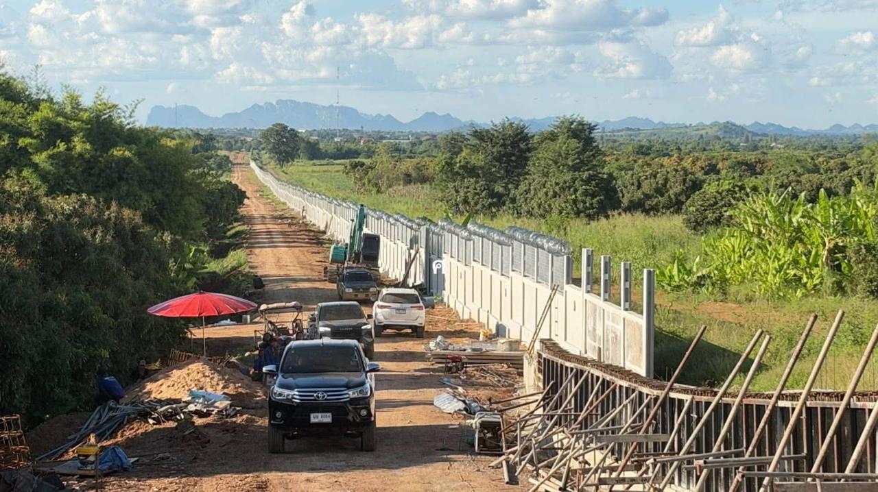 泰国军方消息显示，泰国尖竹汶府与柬埔寨接壤地区的边境隔离墙工-manila58.com