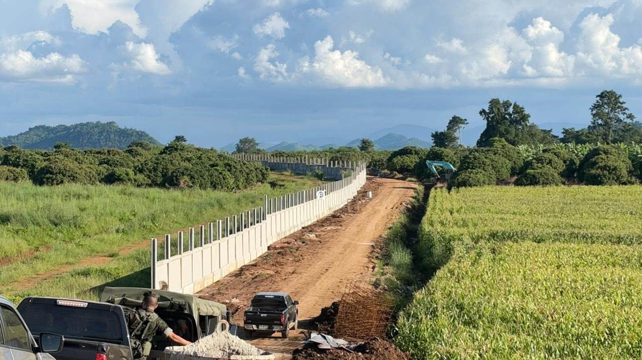 泰国军方消息显示，泰国尖竹汶府与柬埔寨接壤地区的边境隔离墙工-manila58.com