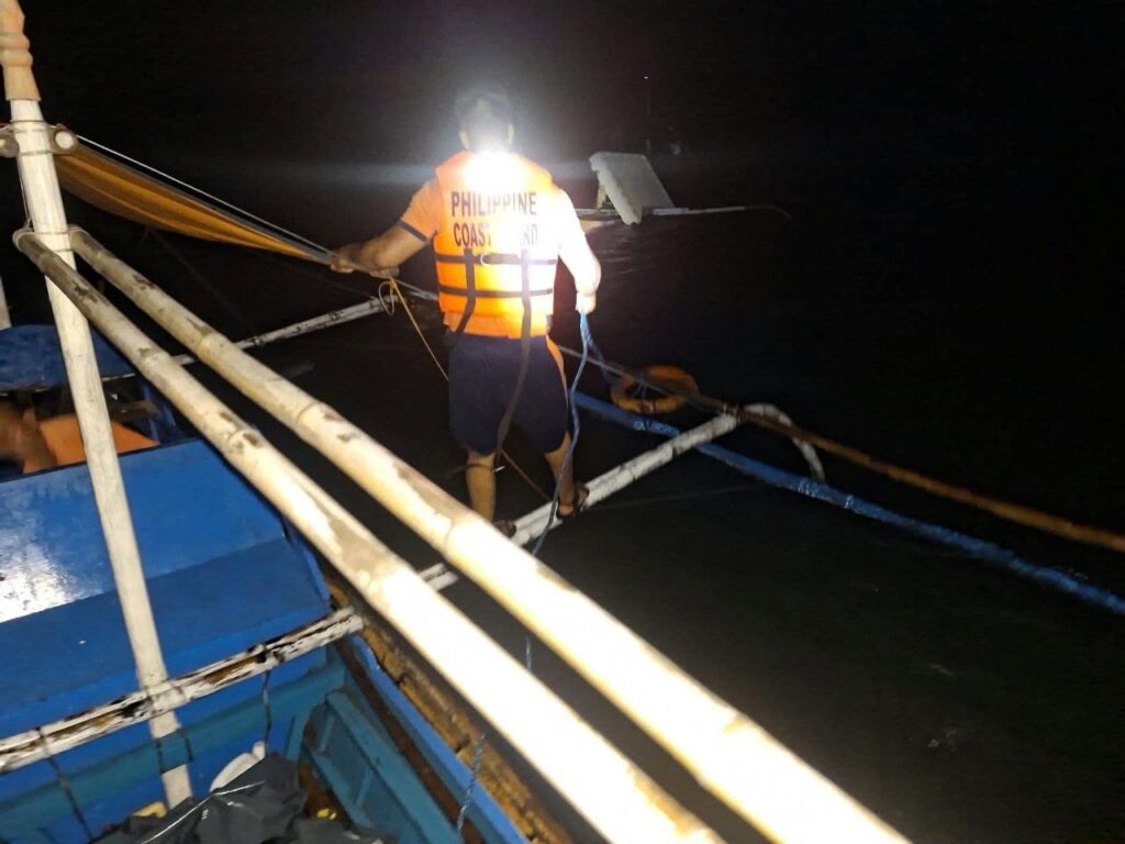 菲律宾尼格罗斯西岸小船倾覆 8人获救-manila58.com